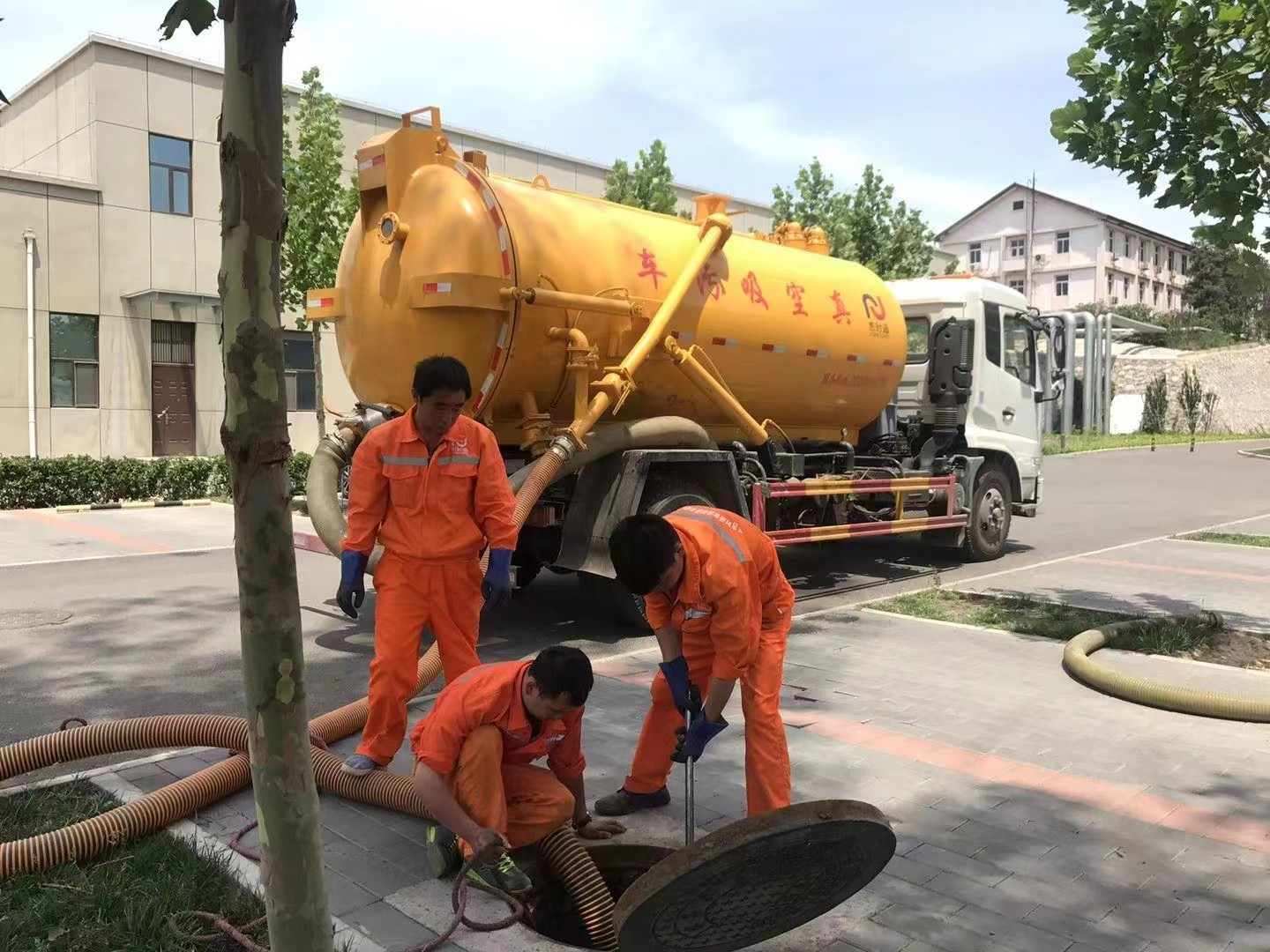 铁门关化粪池清理与5-8吨吸粪车施工效率分析
